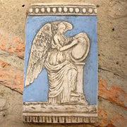 Placca in terracotta blu che raffigura la dea della vittoria alata, Nike tratta dalla colonna traiana a Roma