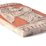 Primo piano: Placca in terracotta rossa che raffigura la dea della vittoria alata, Nike tratta dalla colonna traiana a Roma