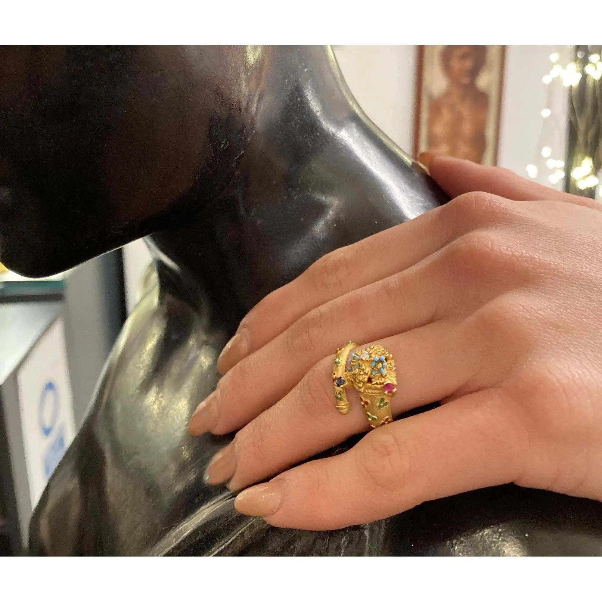 Anello in oro con diamante e pietre cornucopia