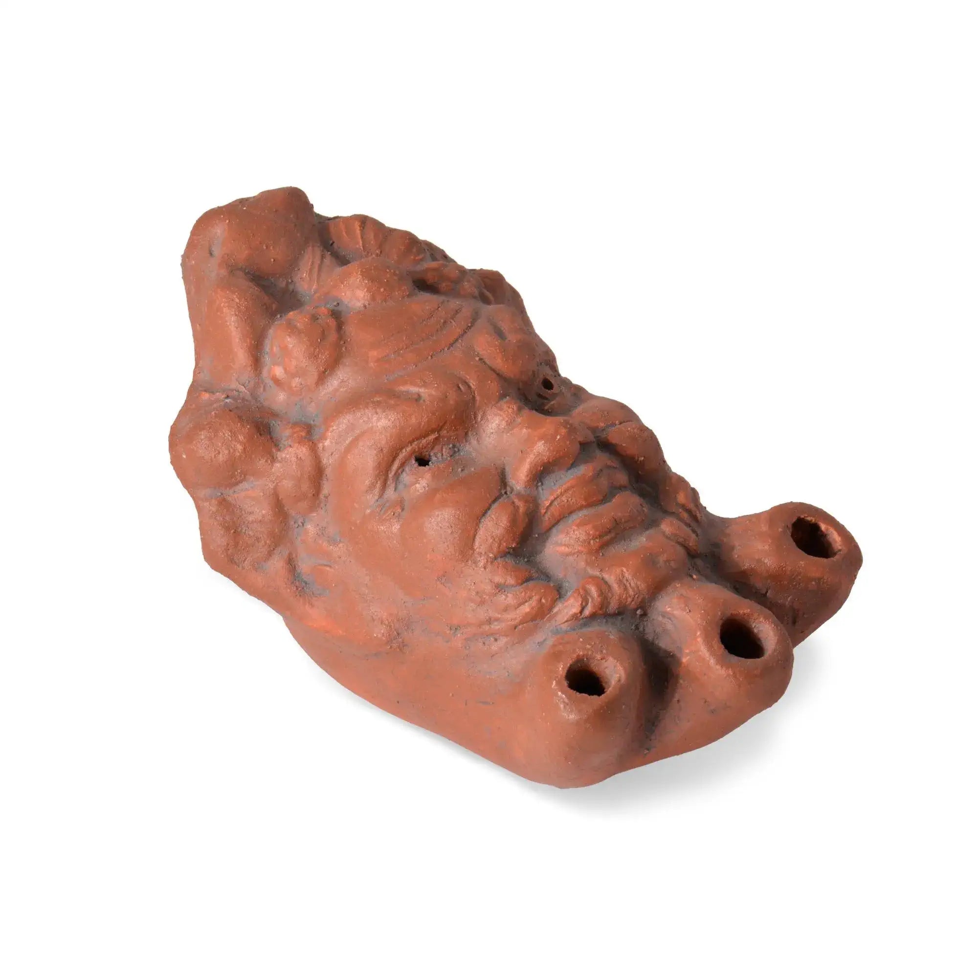 Satiro dei tre fuochi raffigurato su una lucerna in terracotta 