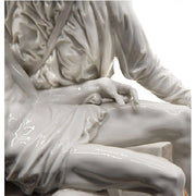 La Pietà di Michelangelo: Icona d'arte in porcellana di Capodimonte
