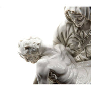 Scultura capolavoro: La Pietà di Michelangelo in porcellana di Capodimonte