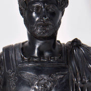 Statua in bronzo dell'Imperatore Adriano, Primo piano