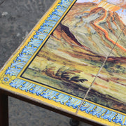 Dettaglio dell'angolo del tavolo con il nostro pannello ispirato alle maioliche di Santa Chiara